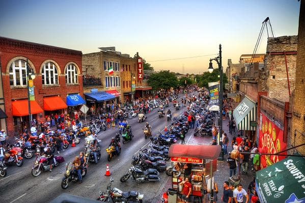 Miles de motociclistas llegan a Austin