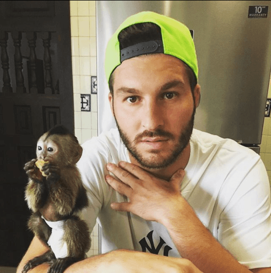 El francés André Pierre Gignac tiene una mascota muy singular, un changuito.