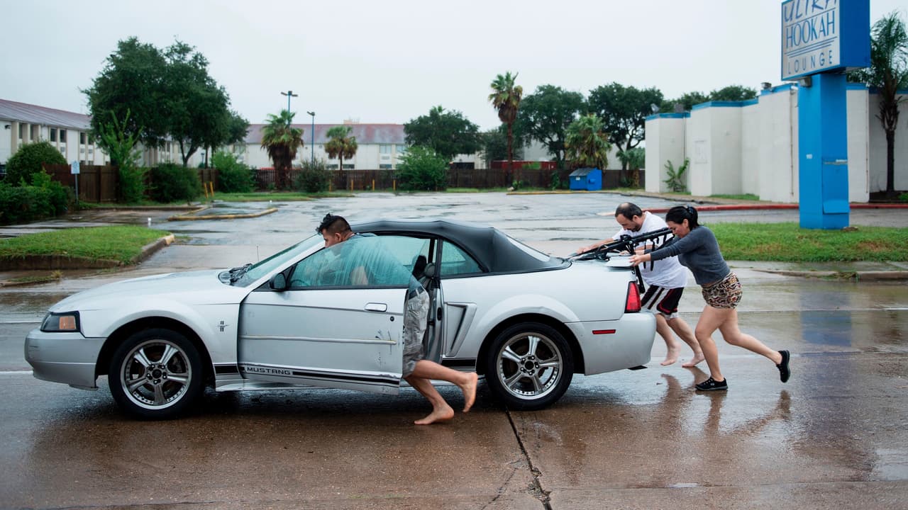<b>3. Jamás trates de encender el motor de un automóvil inundado</b>: Empuja o remolca tu vehículo si es necesario moverlo de lugar. 
<br>
<br>AAA recomienda que nunca trates de encender el motor de un automóvil que fue inundado. El motor de un vehículo inundado debe ser revisado antes de ser puesto en funcionamiento. Un técnico especializado podrá determinar si el agua entró en el motor y secará debidamente sus componentes más susceptibles.