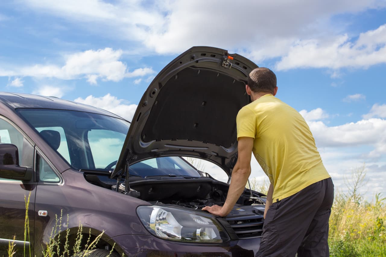 <b><a href="https://www.univision.com/noticias/consejos-autos/que-hay-que-revisar-en-el-carro-antes-de-salir-a-un-viaje-por-carretera-fotos#bf7e8ecf0000" target="_blank">Si planeas realizar un viaje en carretera debes preparar tu coche</a></b> para ello y llevar, entre otras cosas, una botella de refrigerante y un galón de agua por cualquier eventualidad.