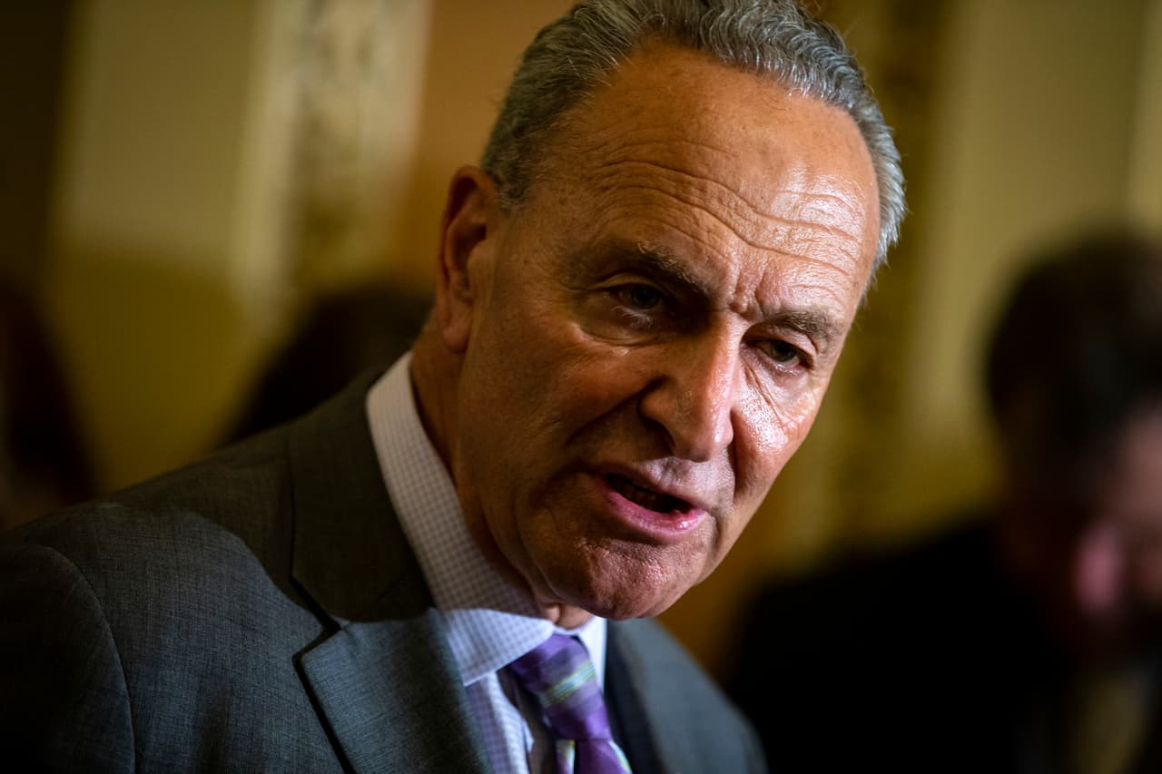 El político aseguró que no es nada personal, si no que su única experiencia lo ha convencido de no volver a hacerlo. "Yo oficié una boda. 
<b>Se divorciaron 10 meses después</b>. Nunca volveré a oficiar una", aseveró.