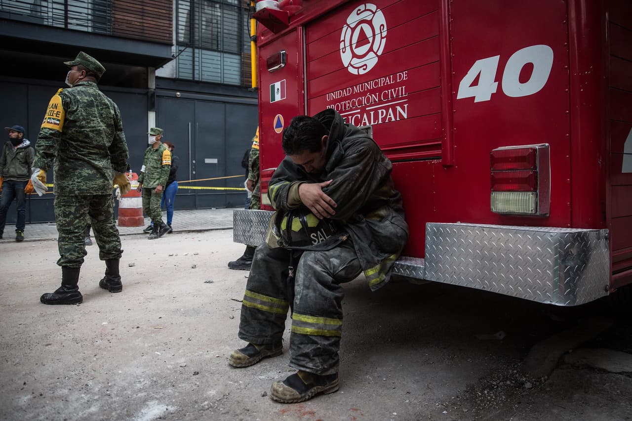 Un rescatista del cuerpo de bomberos toma un descanso durante la jornada del miércoles.