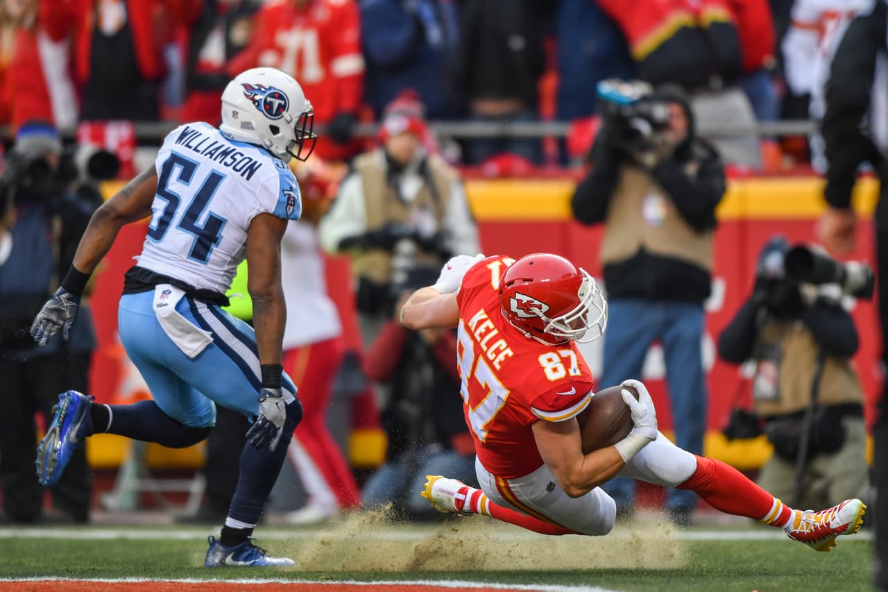 Travis Kelce recibió uno de los 2 pases de anotación de Smith. Terminó con 66 yardas producto de 4 recepciones.