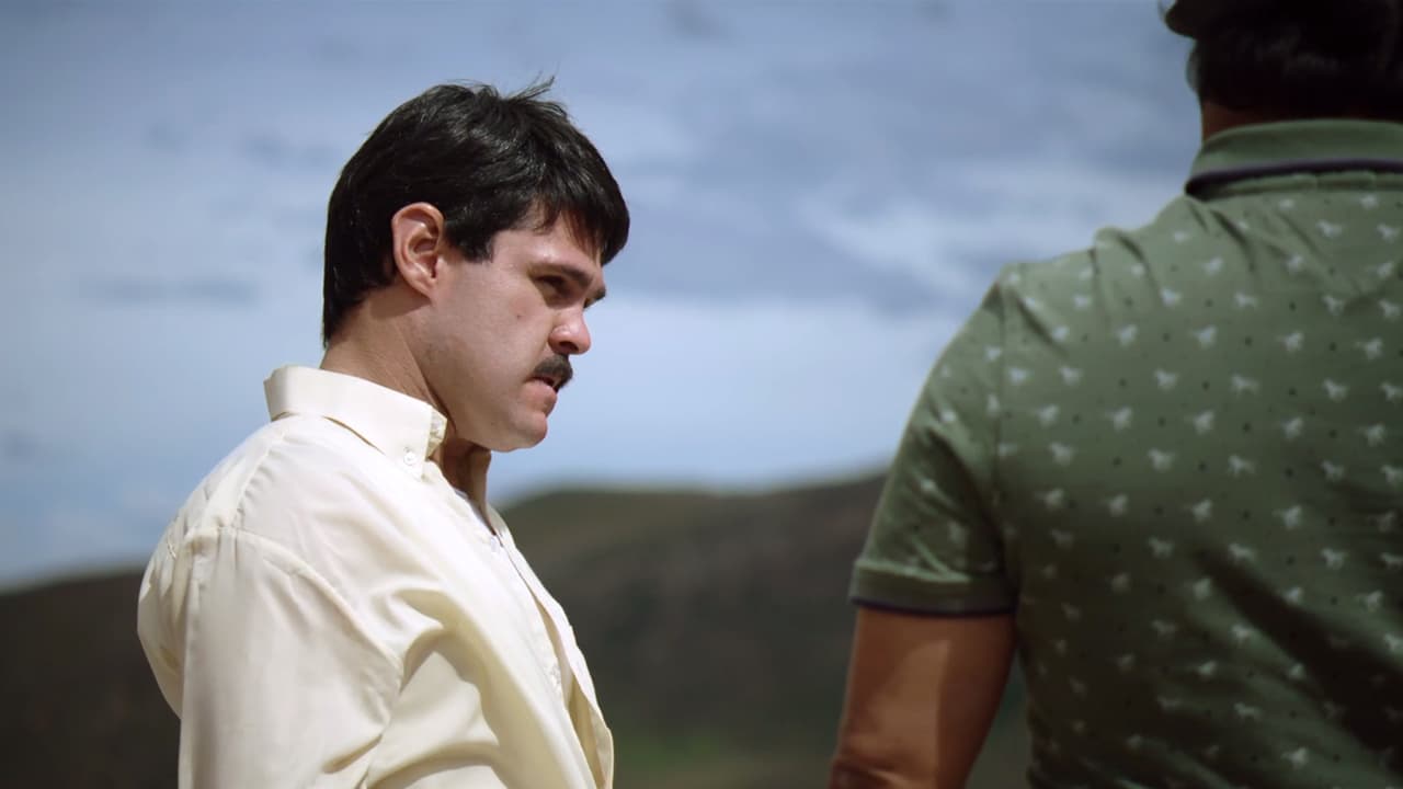 Around the same town, Guzmán Loera meets his ‘compadre’ 
<b><a href="http://www.univision.com/series/el-chapo/diego-vasquez-is-ismael-in-el-chapo">Ismael</a></b> to plan the ending of the Avendaño organization.