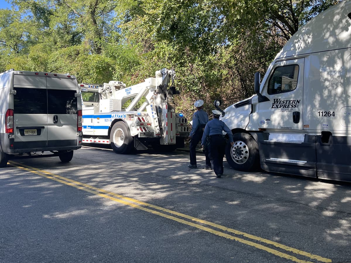 Remueven camiones de carga pesados en el Bronx