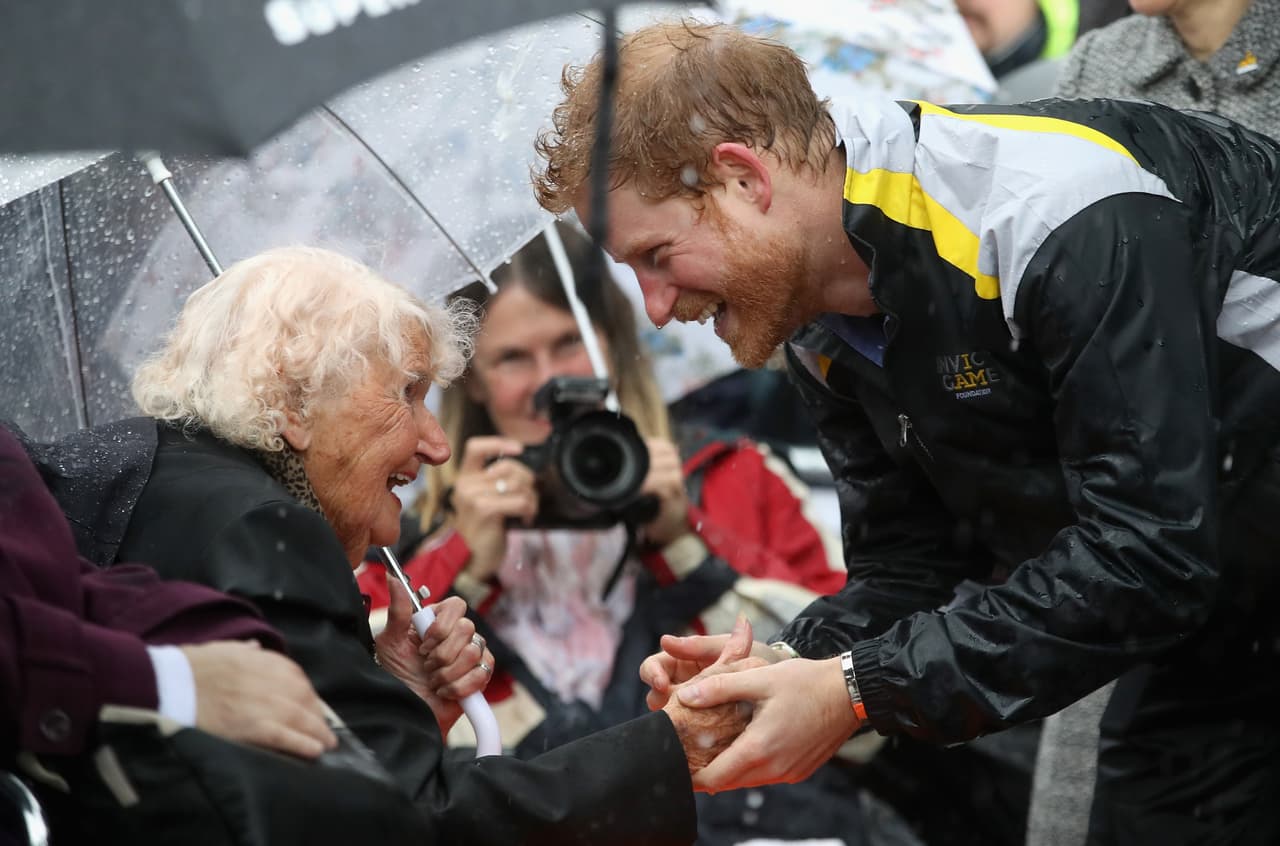 La veterana de 97 años comentó para DailyMail que "vale la pena esperar por él, ¡incluso debajo de este diluvio!"