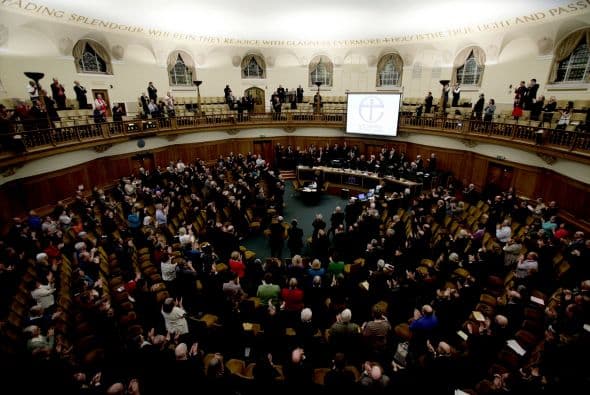 ¿OBISPOS GAY? La Iglesia de Inglaterra ha levantado la prohibición impuesta a los sacerdotes homosexuales para que puedan ordenarse obispos, siempre que prometan mantener el celibato. Ver toda la información