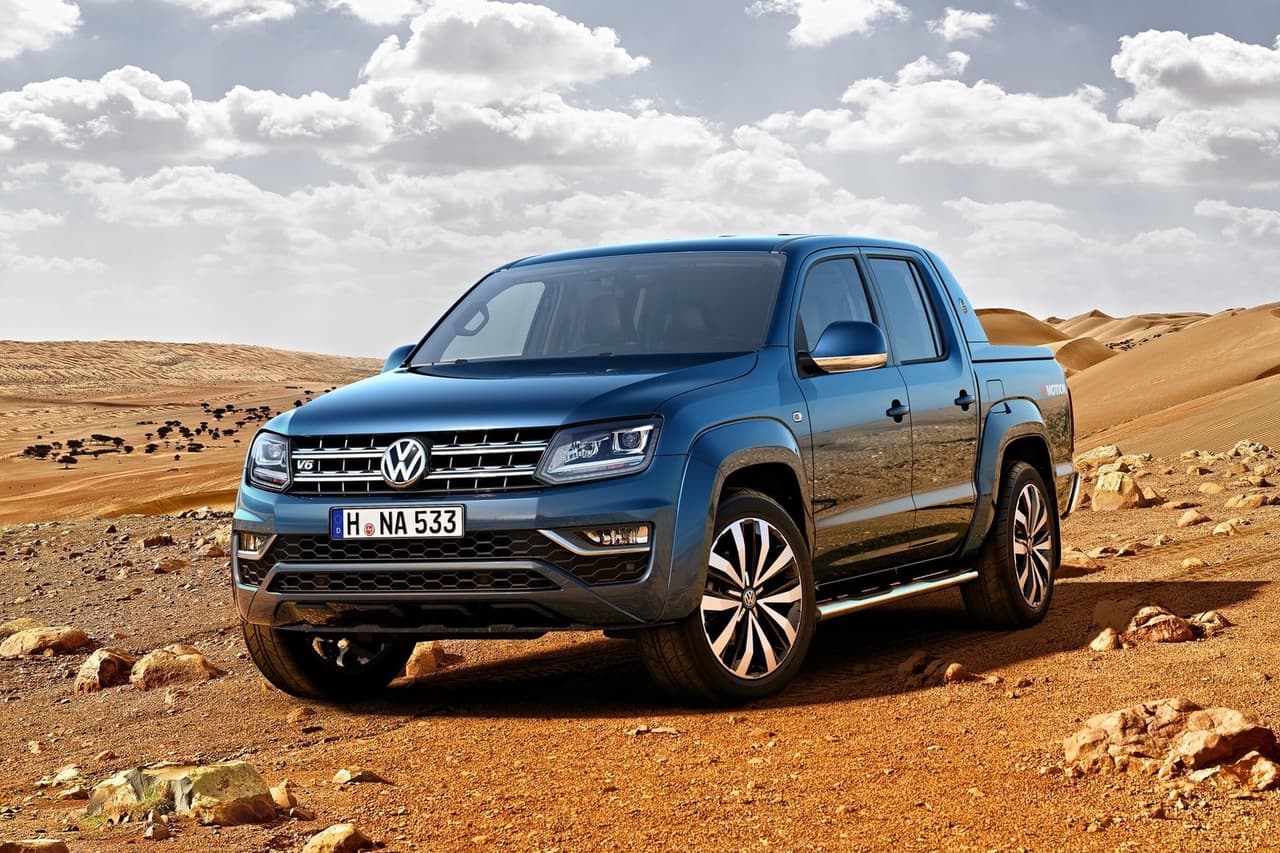 <h3 class="cms-H3-H3"><b>Volkswagen Amarok</b></h3>
<br>
<br>¿Una pickup de Volkswagen? Para algunos consumidores en Estados Unidos esto podría sonar un tanto descabellado, no obstante, en México es toda una realidad. La Volkswagen Amarok es una pickup mediana con un diseño simple que está disponible en dos versiones diésel: una de cuatro cilindros doble turbo (177 caballos de fuerza y 295 lb-pie de torque) y un V6 (221 caballos de fuerza y 369 lb-pie de torque). México es el único país de Norteamérica donde la firma alemana comercializa este modelo.
<br>