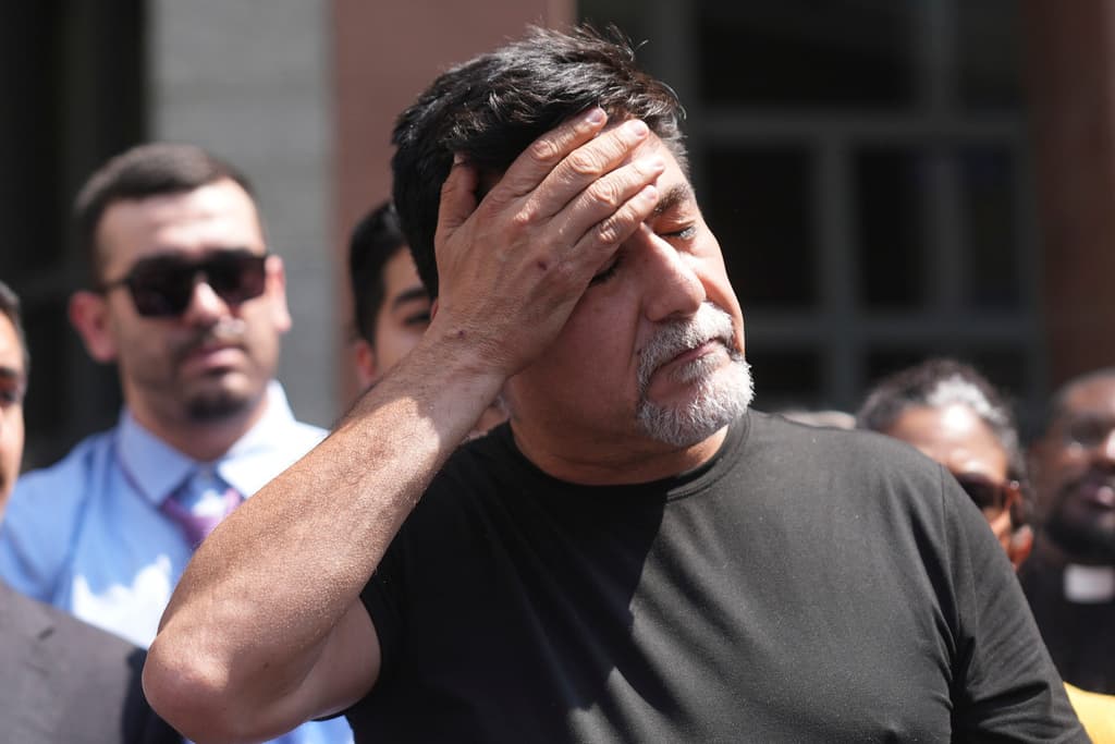 Aseguró que el pueblo es capaz de cambiar lo que está pasando, "pero
<b>nos tenemos que organizar.</b>.. Esto
<b><a href="https://www.univision.com/local/los-angeles-kmex/waymo-suspende-servicio-los-angeles-quema-vehiculos-protestas-contra-ice-fotos" target="_blank">no va a cambiar con violencia</a></b>. La única forma de hacer un cambio es sin violencia".