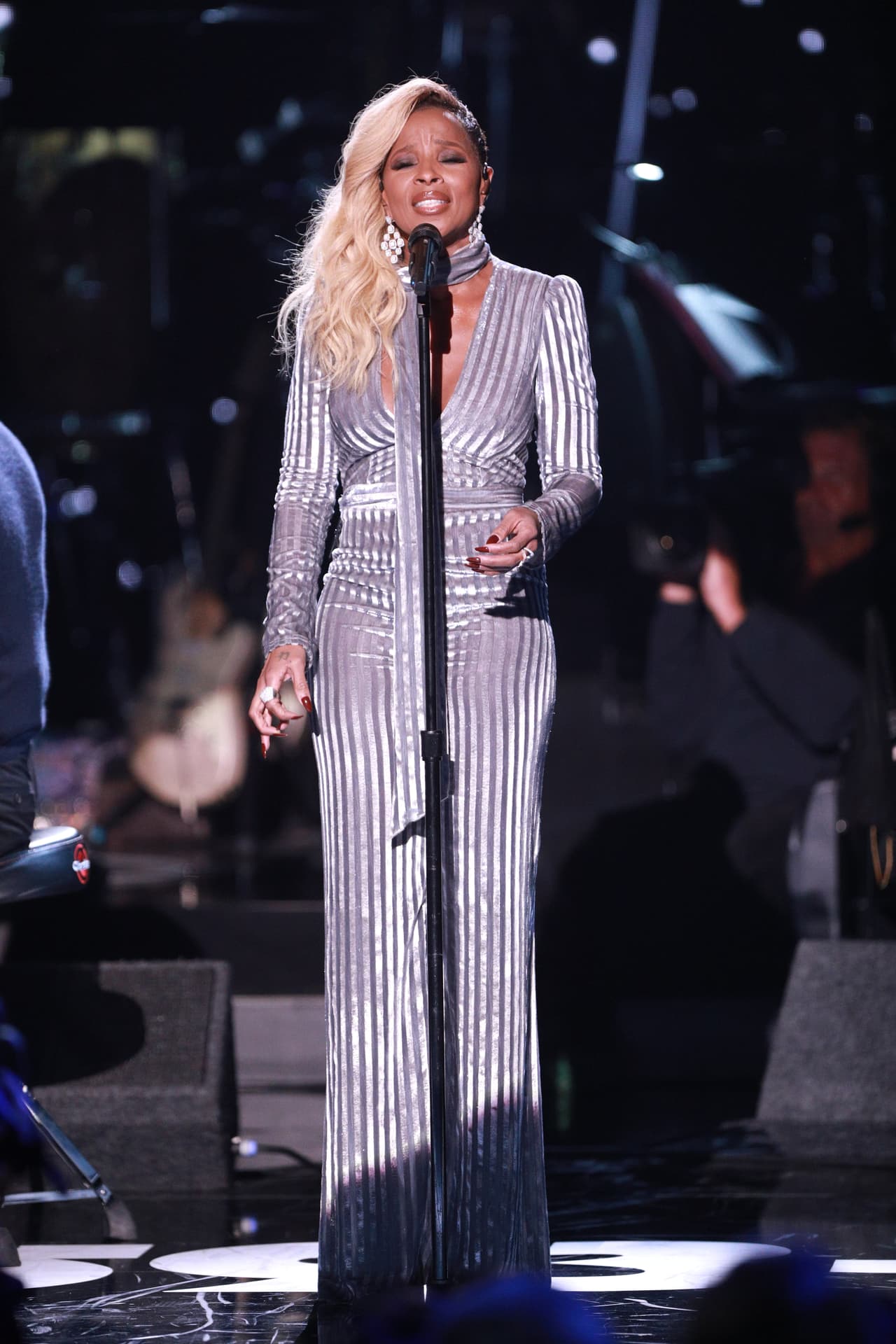 LOS ANGELES, CA - OCTOBER 14: In this handout photo provided by One Voice: Somos Live!, Mary J. Blige performs onstage during "One Voice: Somos Live! A Concert For Disaster Relief" at the Universal Studios Lot on October 14, 2017 in Los Angeles, California. (Photo by Jordan Althaus/NBCUniversal/One Voice: Somos Live!/Getty Images)