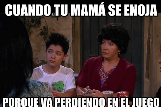 No hay nada más peligroso que una mamá enojada, que intenta disuadirte con su mirada asesina, ¡cuidado!