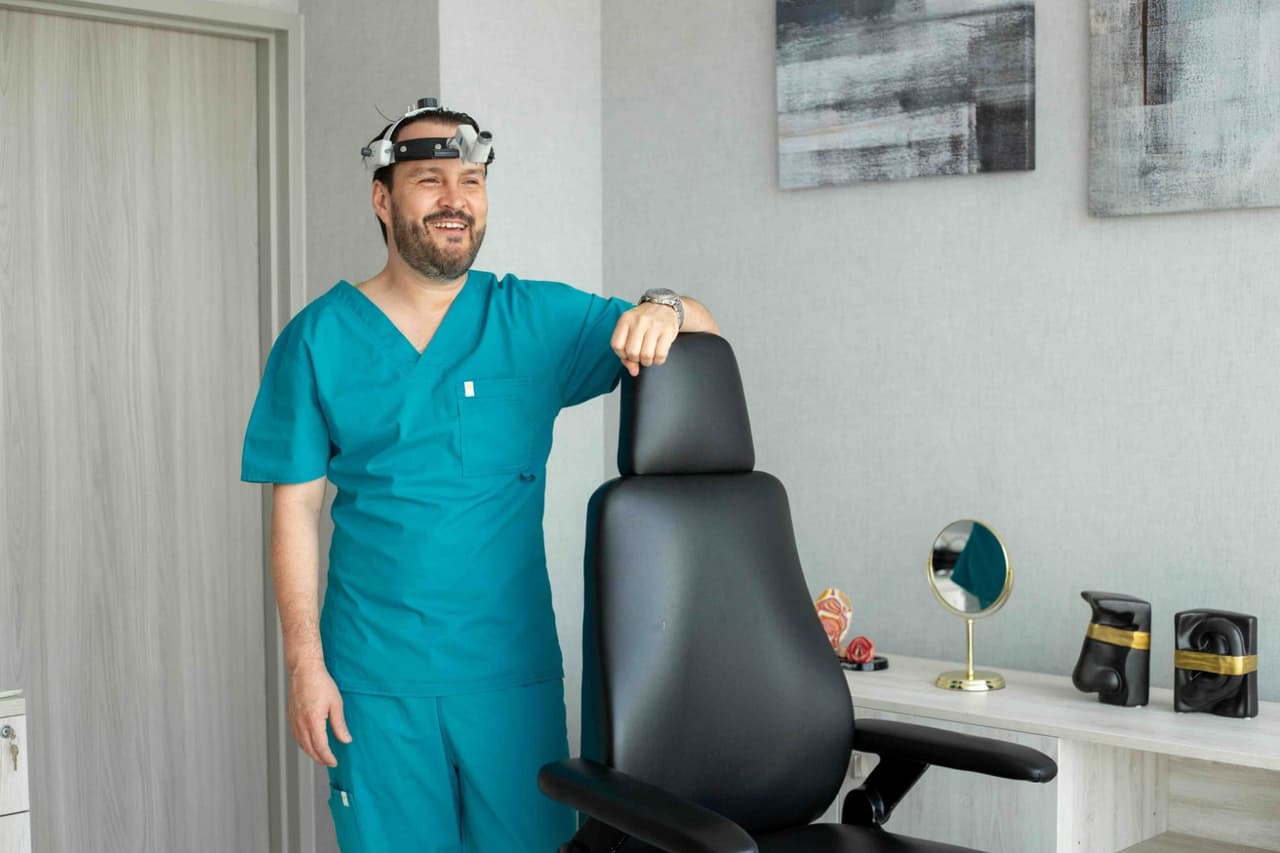 Los consultorios del dr. Josué Núñez Martínez están ubicados en el Hospital Tec 100 en Querétaro y en el Hospital Ángeles Centro Sur.