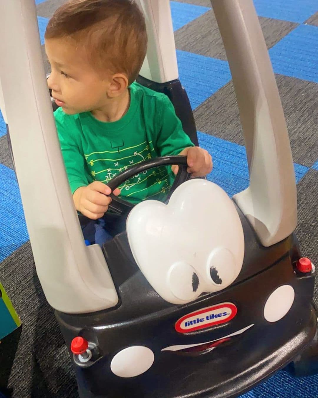 Acá, dando un paseo en coche y esperando por su hermana Michelle.