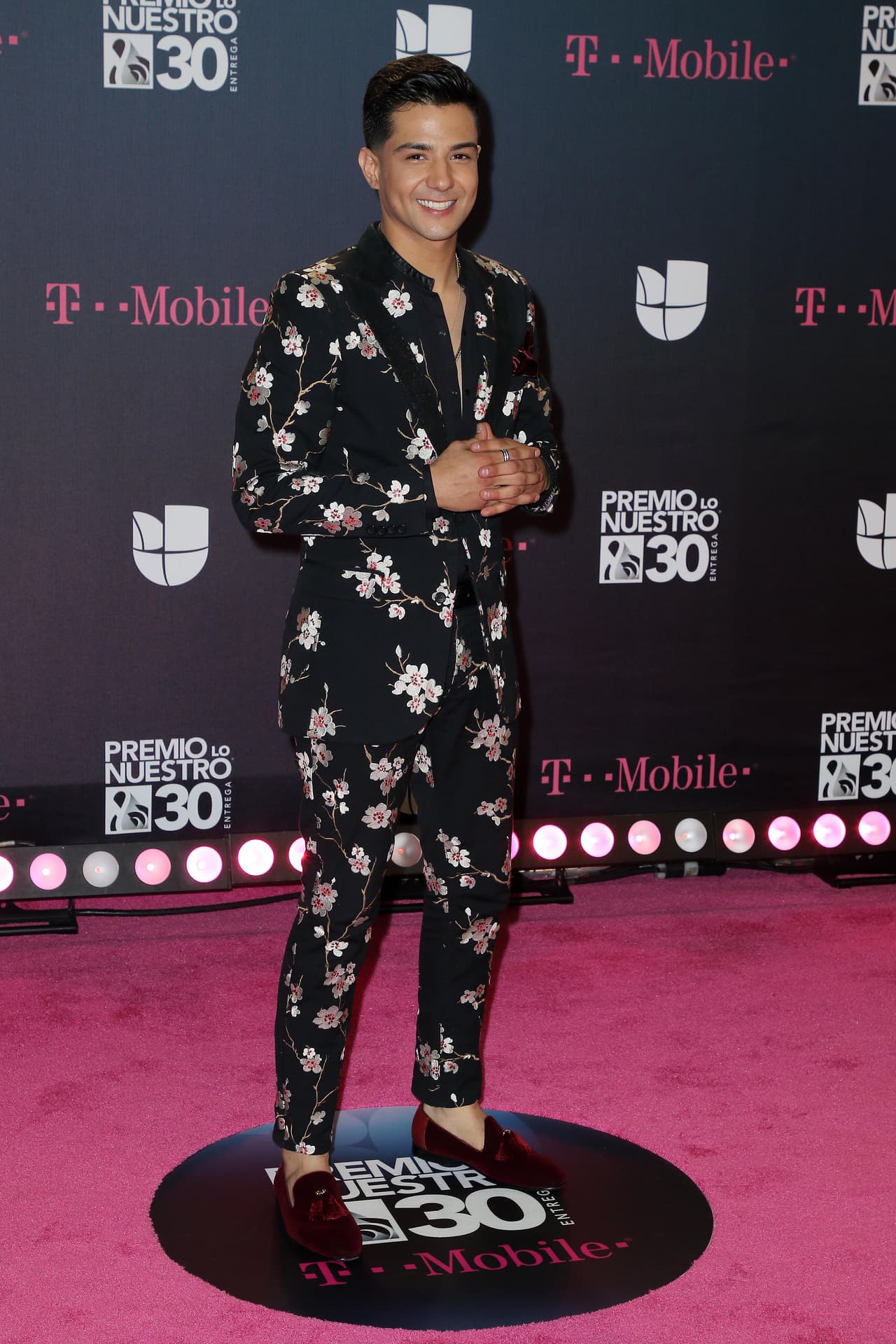 Coronel cuenta con asesores de moda para darle un giro a su manera de vestir, aunque en ocasiones sus outffit han dado de qué hablar, como el utilizado en la pasada gala de premios Lo Nuestro 2018, cuando usó un traje negro con flores estampadas.