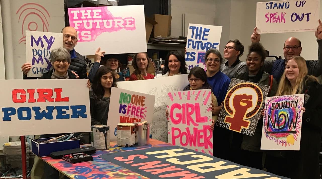 El grupo Womxns March Seattle muestra sus pancartas del "Girl power" (Poder de las chicas) y las peticiones de igualdad, que pintaron la noche la noche del 5 de enero. En su marcha en la ciudad de Seattle esperan congregar 
<a href="https://twitter.com/bbookerK5/status/818789199486668801"><u>al menos</u></a> 50 mil personas.
<br>