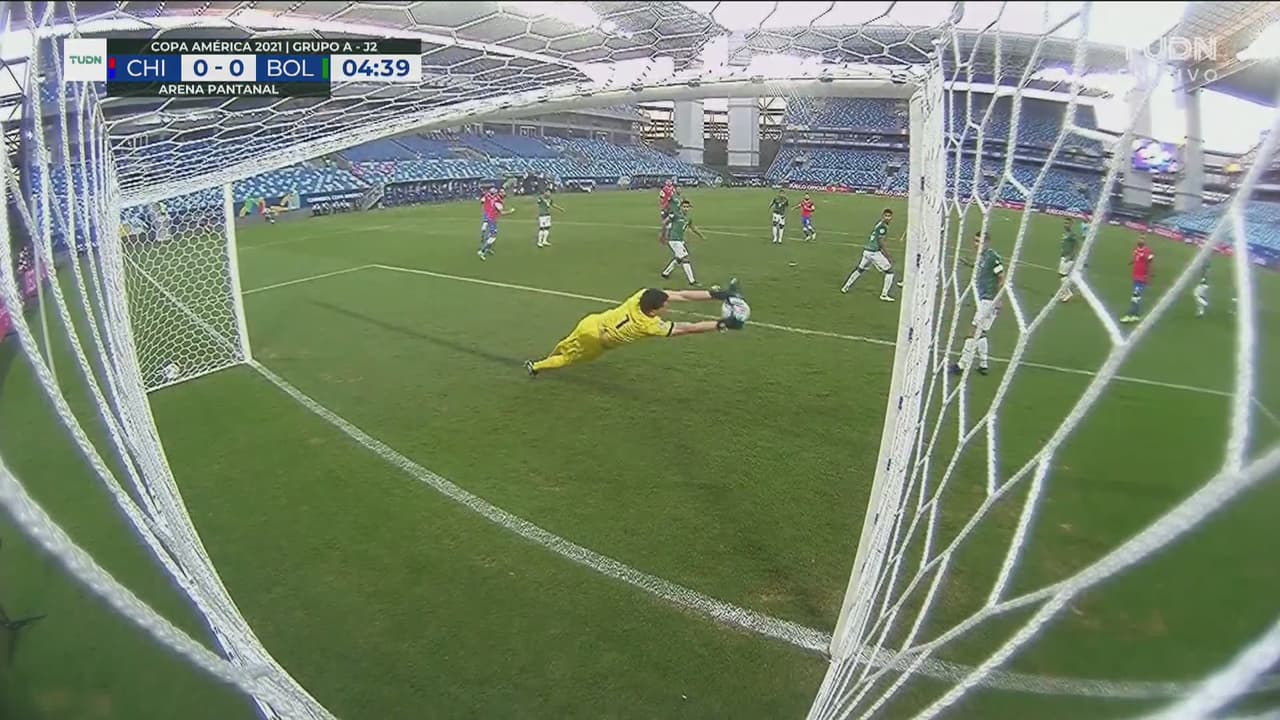 ¡Primer aviso de Chile! Carlos Lampe ataja el cañonazo de Jean Meneses