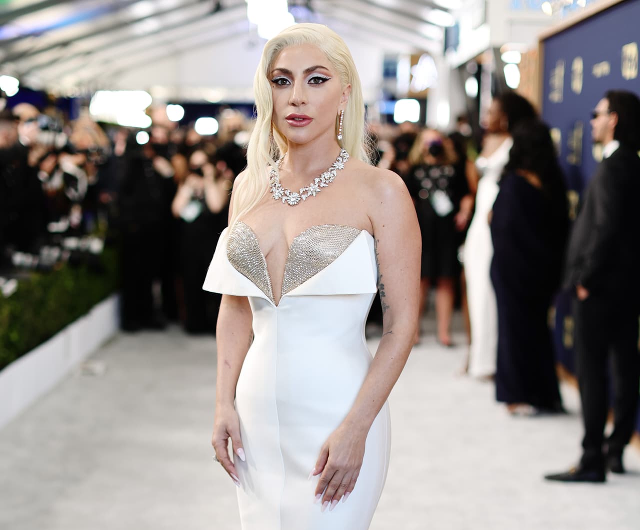 <b>Lady Gaga </b>
<br>La protagonista de ‘House of Gucci’ (2021) se enfundó en un delicado vestido blanco, corte sirena, el cual fue diseñado por Armani Privé.