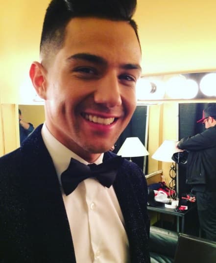 Para esta gran noche, Luis se preparó para quedar como un príncipe.