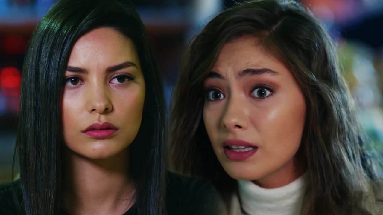 Quien se dio cuenta del engaño de Emir, fue
<b>Nihan</b>, y no dudó en advertirle a su esposo que dejara en paz a Zeynep. Pero al ver que su solicitud fue infructuosa, trató de advertirle directamente a la hermana de Kemal, pero tampoco fue escuchada.