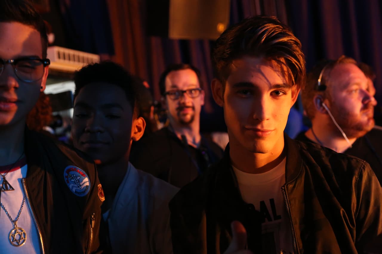 Abdiel, Fabyán, Alondra, Sofía, Verónica y Abel formaron la banda 
<b>Milenios</b>. “Cake by the ocean” fue el tema de su videoclip. Durante las grabaciones los chicos se diviertieron y hasta se sonrojaron al enterarse que había escena de beso.