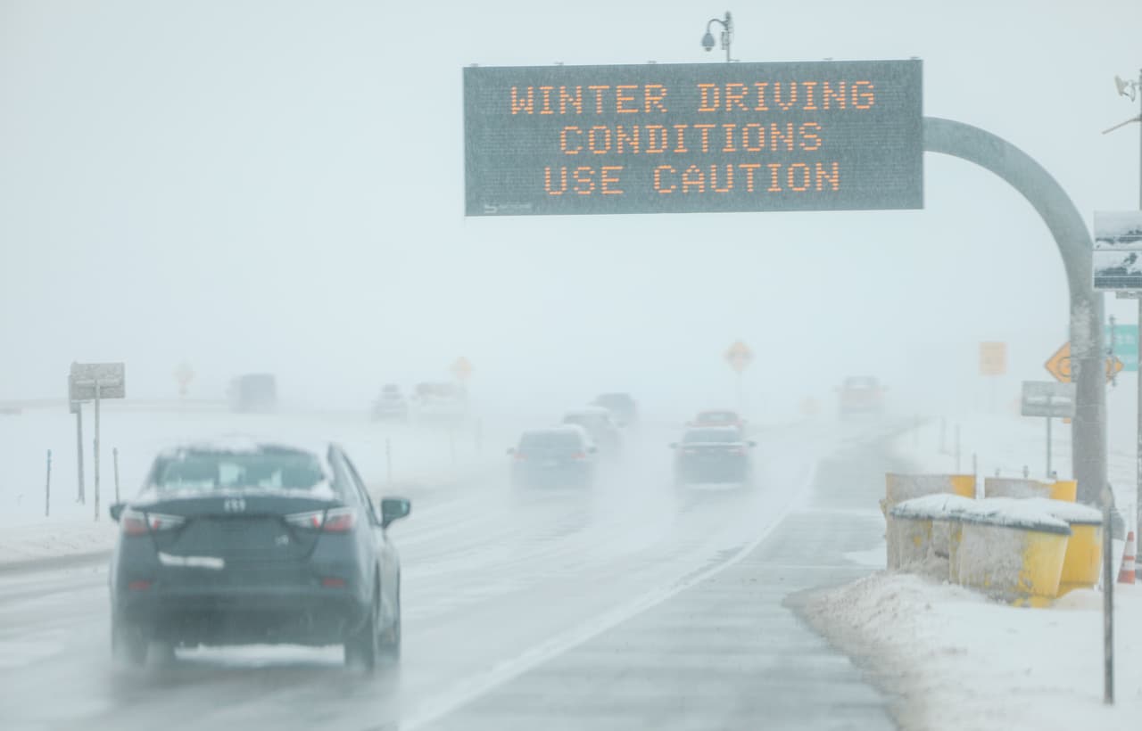 Limpia toda la nieve y el hielo del carro: Esto reducirá el riesgo porque aumenta tu visibilidad. Además, los conductores que lo rodean no quedarán cegados por la nieve que se desprenda de su vehículo.