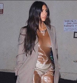 Su 'naked dress' llamó la atención de la revista Vogue, que recordó que la modelo inglesa Kate Moss fue la primera en provocar escándalo al desfilar con un vestido totalmente transparente en 1993, en una fiesta de la agencia de modelos Elite.
<br>