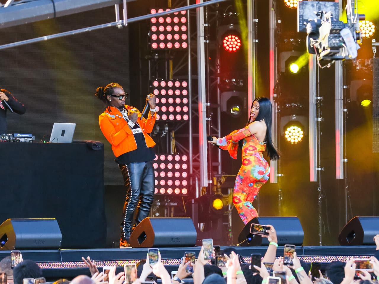 Cardi B y Offset
<b> <a href="https://www.univision.com/shows/kiubo/cardi-b-y-su-marido-offset-no-podian-esperar-llegar-al-cuarto-y-asi-nos-lo-hicieron-saber-kiubo-video" target="_blank">expresan su amor</a></b> en público de diferentes formas y una de ellas es muy peculiar:
<b>sus besos</b>.
