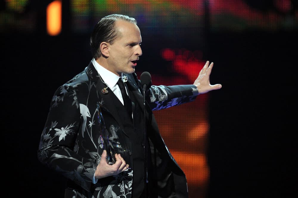 Durante la 14a Entrega Anual de Latin GRAMMY, el reconocido cantante español fue homenajeado por grandes de la música.