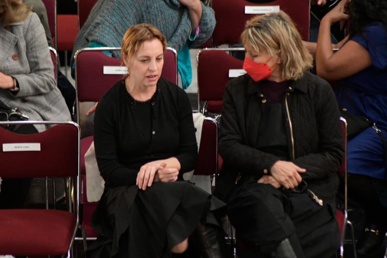 Es la primera ocasión en que públicamente la
<b><a href="https://vix.com/es/detail/series-2160?utm_medium=internal_referral&utm_source=univision&utm_campaign=breaking_news&utm_content=ed_entertainment&utm_term=slideshow" target="_blank"> protagonista de Rubí, que puedes ver gratis aquí en ViX</a></b>, se dejó ver así con la actual novia de su exesposo. 
<br>