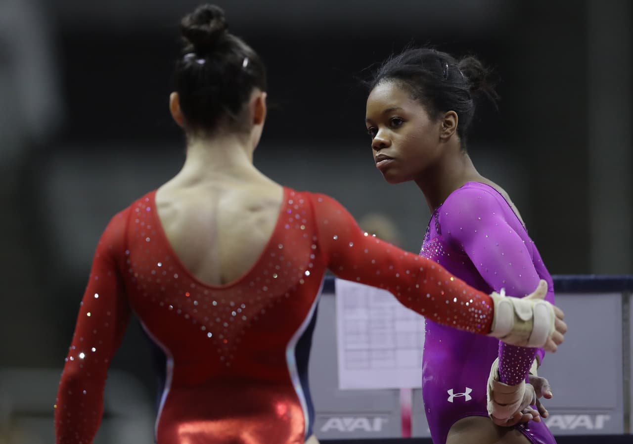 Alexandra Raisman y Gabrielle Douglas minutos antes de sus rutinas para ser seleccionadas en el equipo olímpico.