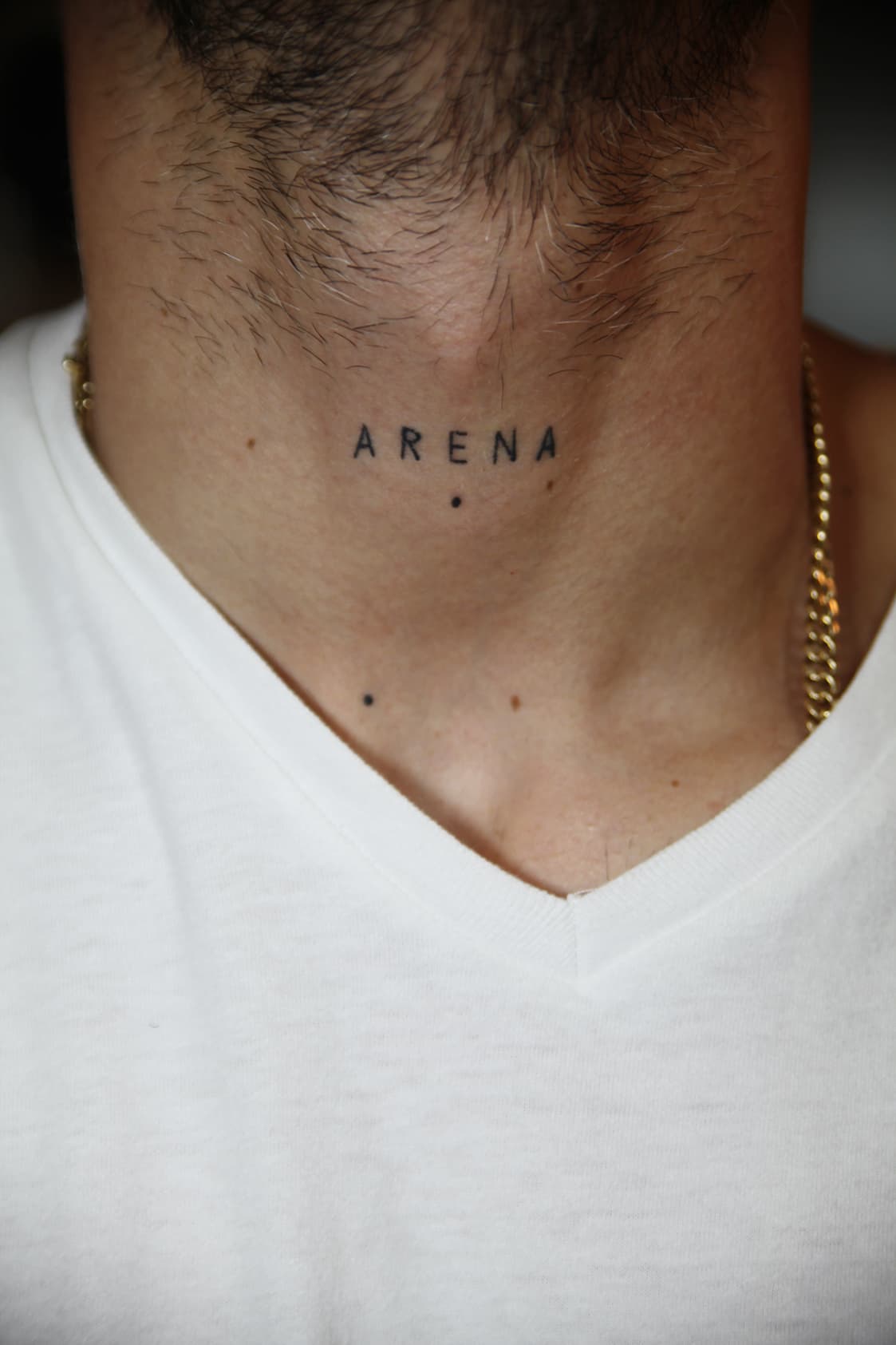 La palabra 
<b>'ARENA'</b> significa dos cosas: 
<b>el nombre que le quiere poner a su hija cuando nazca </b>y una forma de recordar que sus canciones deben tener contenidos que puedan ser escuchados o cantados por ella en cualquier momento de su historia.