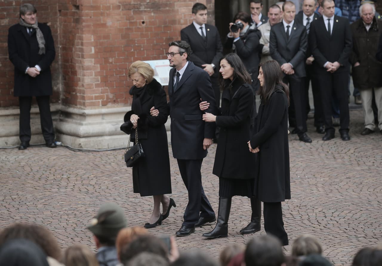 <h3 class="cms-H3-H3">10. La familia Ferrero</h3>
<br>
<br>Esta familia era propietaria de una pastelería en Italia en los años cuarenta. En poco tiempo, se convirtieron en una fábrica conocida como el Grupo Ferrero. En los años cincuenta, la familia decidió comenzar a producir dulces para el mercado internacional. En poco tiempo, la familia tenía oficinas en Austria, Bélgica y los Países Bajos. En 2015, la familia realizó dos adquisiciones. Primero, adquirió Oltan, que comercia con avellanas en Turquía. Posteriormente, adquirió Thorntons, una empresa de confitería de chocolate del Reino Unido. 
<b>Actualmente tienen una fortuna de 36,200 millones de dólares. </b>
<br>
<br>En la imagen, Maria Franca Ferrero, viuda, y su hijo Giovanni Ferrero (segundo por la izquierda) llegan al funeral de Michele Ferrero en Alba, en el norte de Italia. El multimillonario Michele Ferrero, quien se convirtió en el hombre más rico de Italia con un imperio de confitería construido sobre su popular propagación de Nutella, murió a los 89 años el 15 de febrero de 2015.
<br>