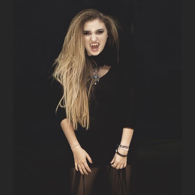 Aquí disfrazada como una vampirita.