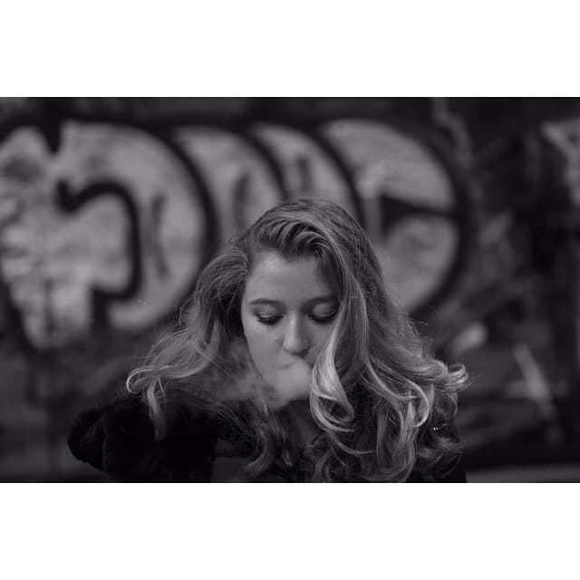 Esta imagen compartida por ella en sus redes sociales hace algunos meses causó escándalo, al parecer está fumando y tan solo tiene 15 años.