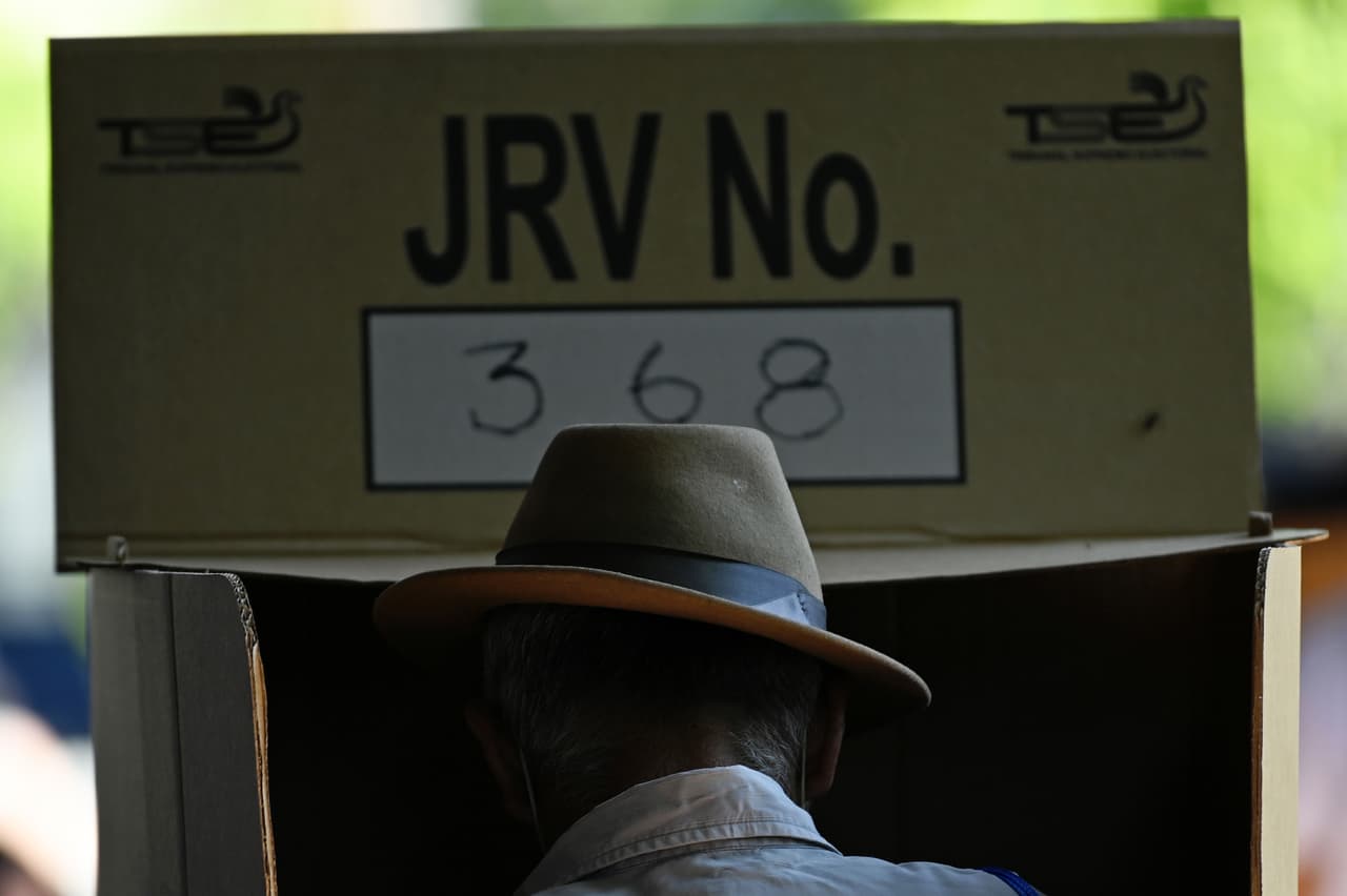 La autoridad electoral estimó que la participación en las urnas fue del 51.5%, superior a la de las dos anteriores contiendas. Unos 5.3 millones de salvadoreños estaban facultados para emitir el voto. Dora Martínez, presidenta del TSE, destacó como positivo ese nivel de participación en tiempos de 
<a href="https://www.univision.com/temas/coronavirus">pandemia</a>, que obligó a la población acudir a votar con máscaras, guardando distancia y a aplicarse alcohol en las manos al ingresar a los recintos electorales.