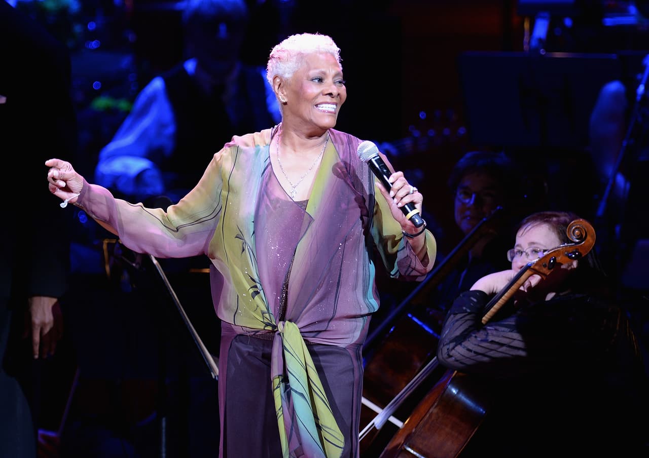 Otra de las famosas invitadas es Dionne Warwick.