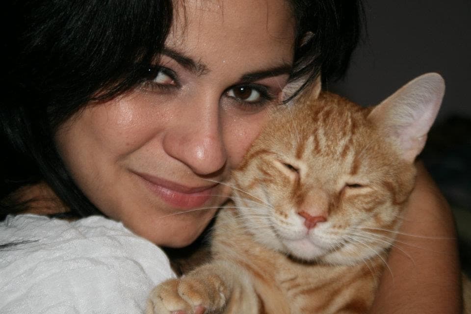 La maternidad también se manifiesta entre especies. Así se siente nuestra productora de contenido digital, Carolina Rodríguez Plaza quien es todo una “cat mommy” y aquí nos presenta a su adorado Arturo. Felicidades a todas las madres de “perri hijos” y “gati- hijos”. Los peludos también cuentan. 
<br>