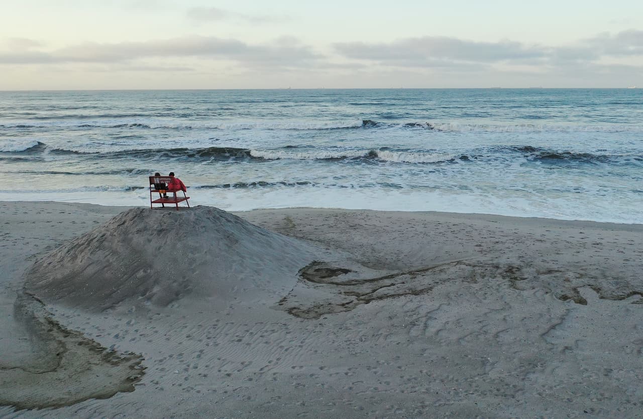 Una imagen aérea desde un drone de Long Beach en Nueva York. Varios visitantes aprovecharon las primeras horas del día para disfrutar de la playa tan pronto se reabrió. 
<br>