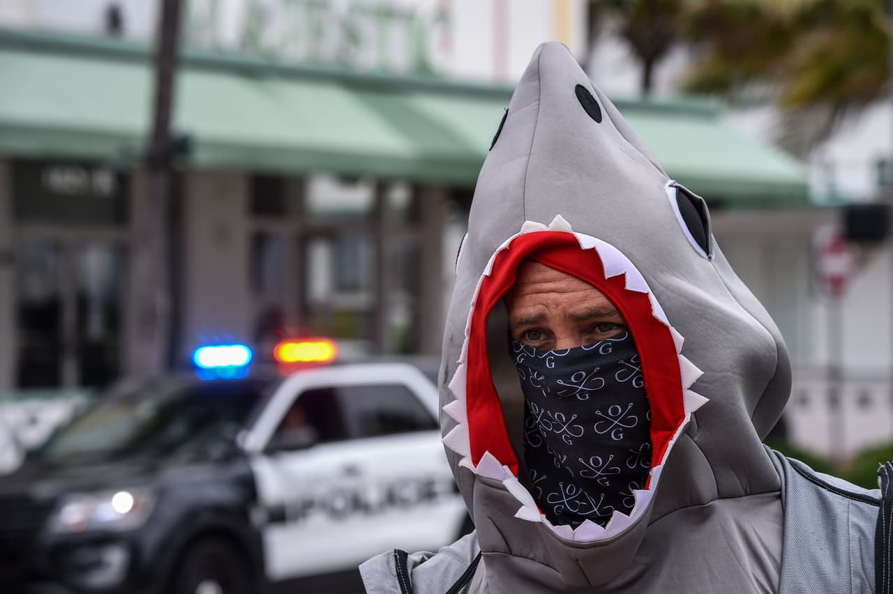 Unos llegaron disfrazados para apoyar a los manifestantes.