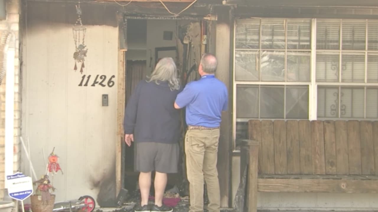 Aproximadamente a las 3:30 am del pasado martes, los bomberos llegaron a la vivienda ubicada en la cuadra
<b>11400 de la Mortimer, al norte de Houston,</b> el sospechoso de incendiar la casa es Patiño.