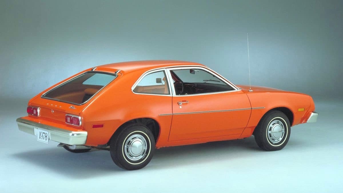 <h3 class="cms-h3-H3"><b>Cola explosiva.</b></h3>
<br>
<br>En 1971 Ford presentó su primer subcompacto, el Pinto. Más pequeño que el compacto Maverick, el Pinto se suponía que ofrecería la conveniencia de un Volkswagen Beetle con la comodidad y el espacio de un auto estadounidense. El Pinto fue exitoso en términos de ventas y su llegada a solo dos años de la primera crisi energetica fue providencial para Ford. Desafortunadamente el Pinto tenía un defecto de diseño en su parte trasera que hacía que el tanque de gasolina se perforará con choques traseros, no necesariamente de gran fuerza, y se
<b> incendiara con gran riesgo para los pasajeros</b>. 
<br>
<br>Ford tartó de esconder el defecto, pero la Agencia Nacional Para la Seguridad Vial (NHTSA por sus siglas en inglés) los obligó a hacer un masivo llamado a revisión. El conteo final de 
<b>las víctimas mortales del Pinto fue de 27</b>.