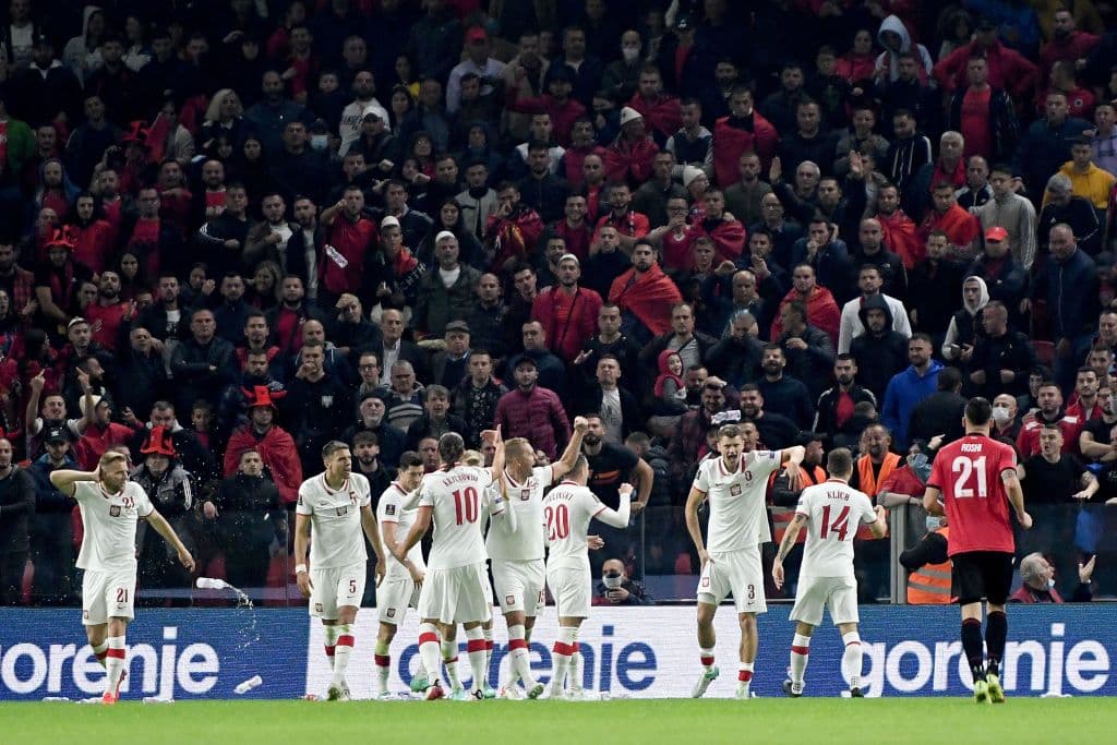 Karol Swiderski se pona la capa de héroe y con su solitario gol, Polonia venca 0-1 en su visita a Albania.