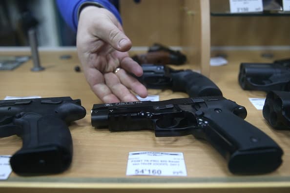 <b>Declaraciones de Costco</b> “En Costco, no creemos que sea necesario llevar armas de fuego a sus almacenes, excepto en el caso de los agentes de la ley autorizados. Para la protección de todos nuestros miembros y empleados, creemos que esta es una precaución razonable y prudente para garantizar una experiencia de compra agradable y un lugar de trabajo seguro.”