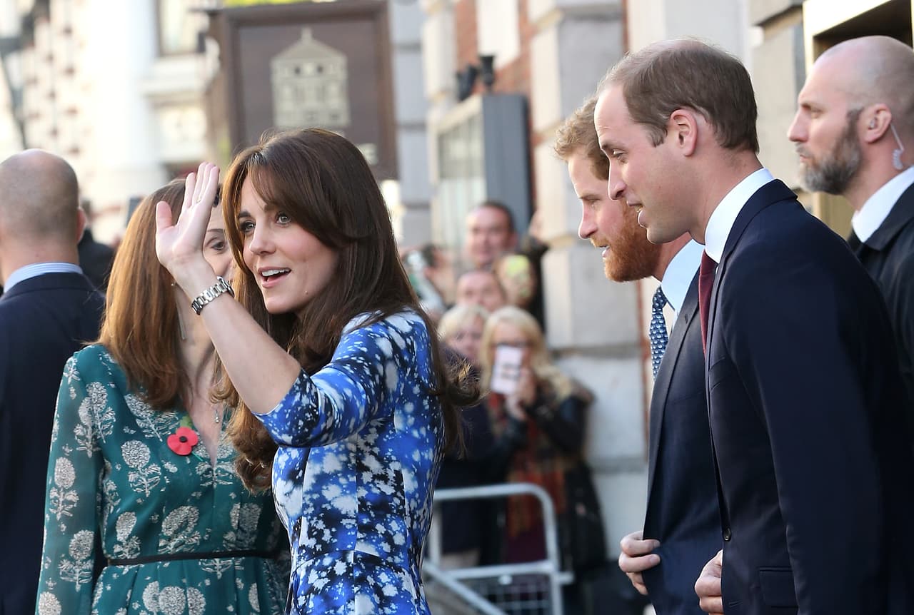 "Las diferencias obvias entre sus personalidades permiten una narrativa fácil: ¿qué tendrían en común, después de todo, una señorita británica y casera, madre de tres hijos, con una exactriz estadounidense que se siente más a gusto en alfombras rojas que en las desangeladas mansiones reales?", aseguró Camilla Tominey.