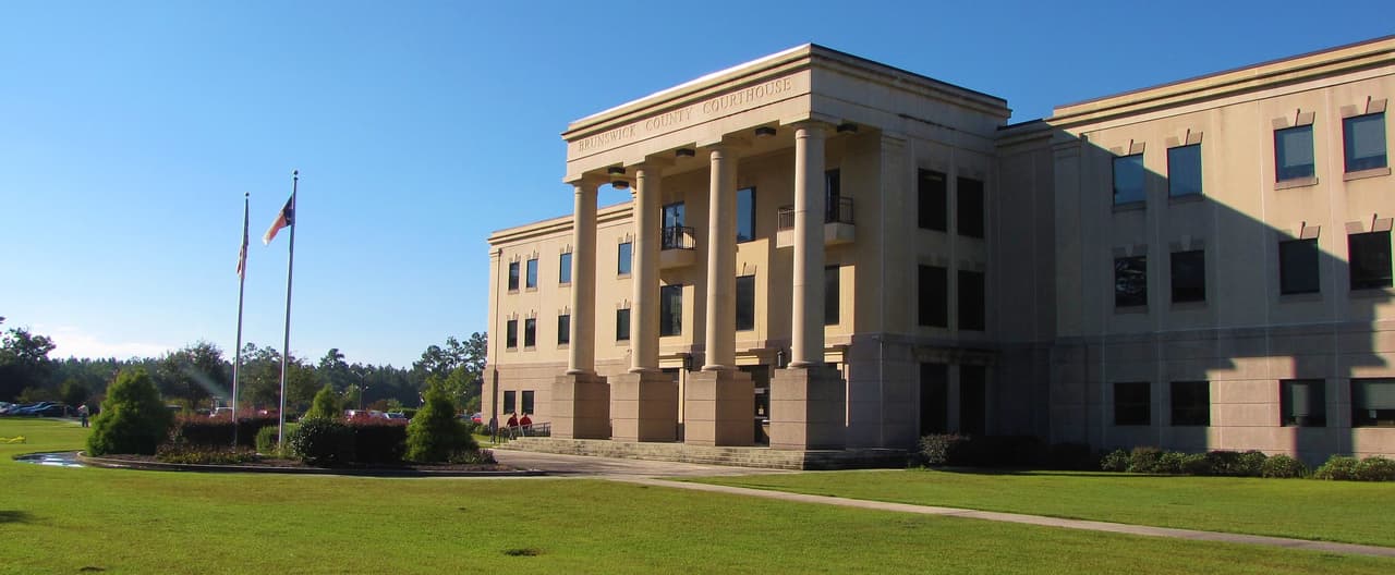 <h3 class="cms-H3-H3">11. Brunswick, Carolina del Norte</h3>
<br>
<br>🏚️
<b> Ingreso familiar promedio: </b>$16,813
<br>
<br>🏚️
<b> Tasa de pobreza: </b>61.2%
<br>
<br>🏚️
<b>Tasa de desempleo promedio en los últimos cinco años: </b>4.5%
<br>
<br>🏚️
<b>Adultos con licenciatura:</b> 3.7%
<br>
<br>🏚️
<b> Población: </b>1,128
<br>