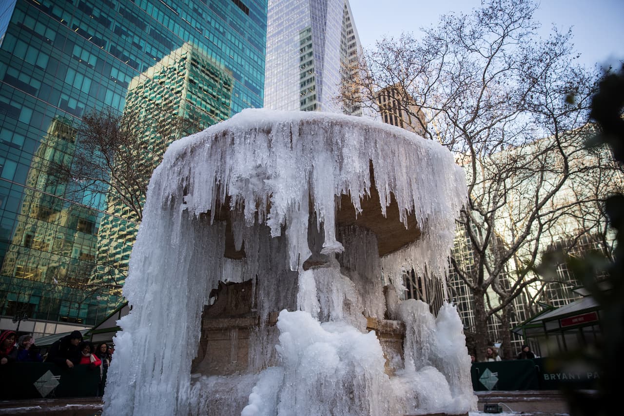 El agua se congela en una fuente del parque Bryant, en Nueva York, donde se esperan hasta seis pulgadas de nieve en los próximos días. En Long Island se esperan hasta 10 pulgadas de nieve y vientos de hasta 50 millas por hora.