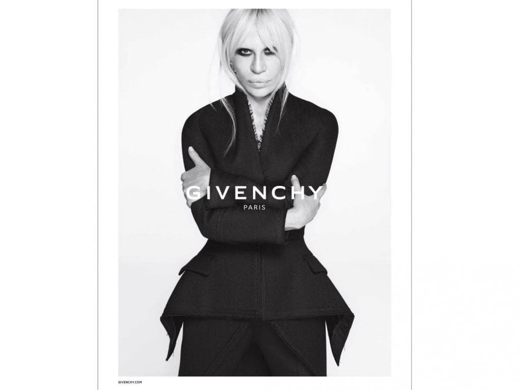 Incluso la también diseñadora y hermana del fenecido ícono de la moda, Gianni Versace, Donatella Versace, protagonizó la campaña Otoño 2015 de Givenchy.