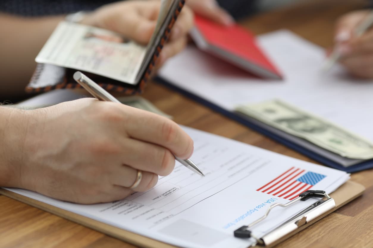 <b>Uruguay</b>
<br>
<br>Para iniciar el tr´amite, es necesario presentar una solicitud de Certificación de Empleo Temporal para Mano de Obra Extranjera del DOL y llenar el Formulario I-129 ante la USCIS.