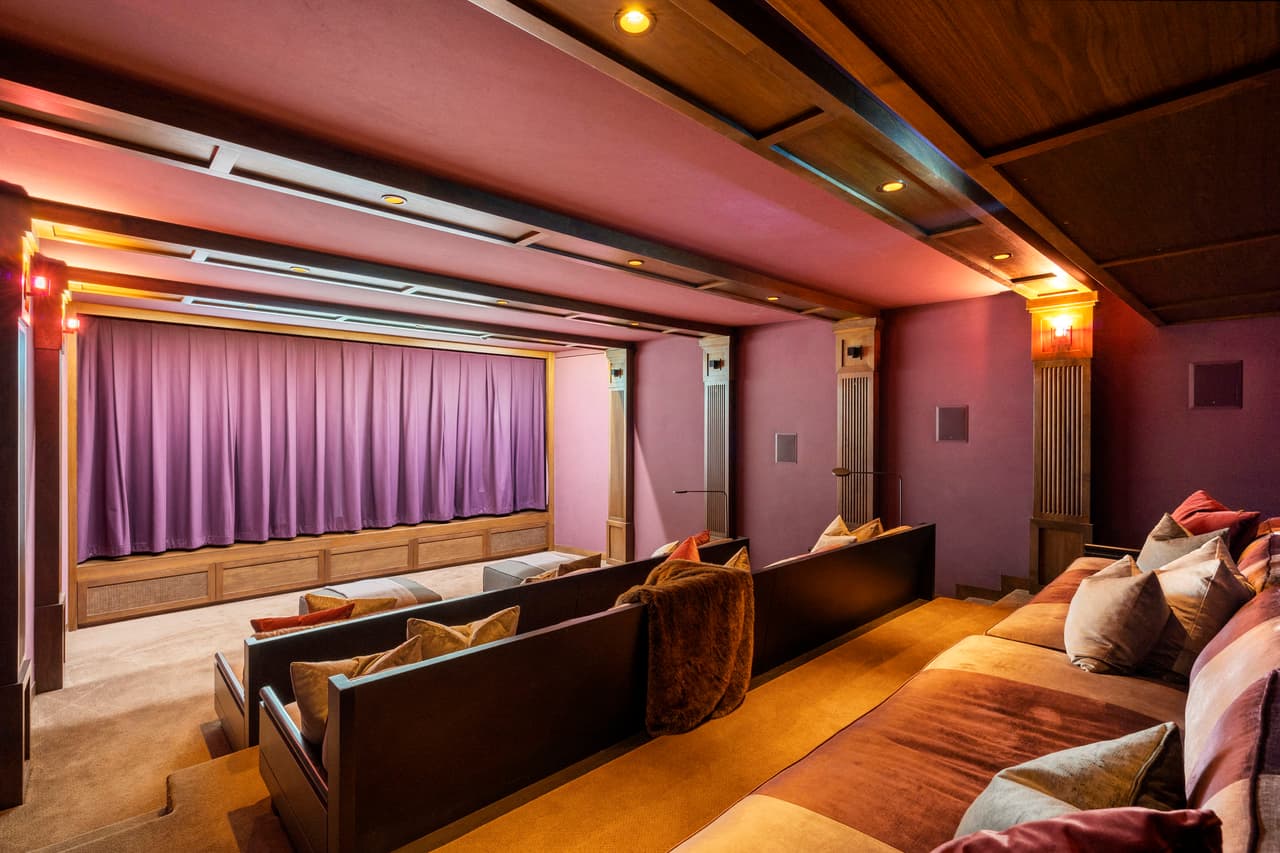 La sala de cine de la mansión de JLo.