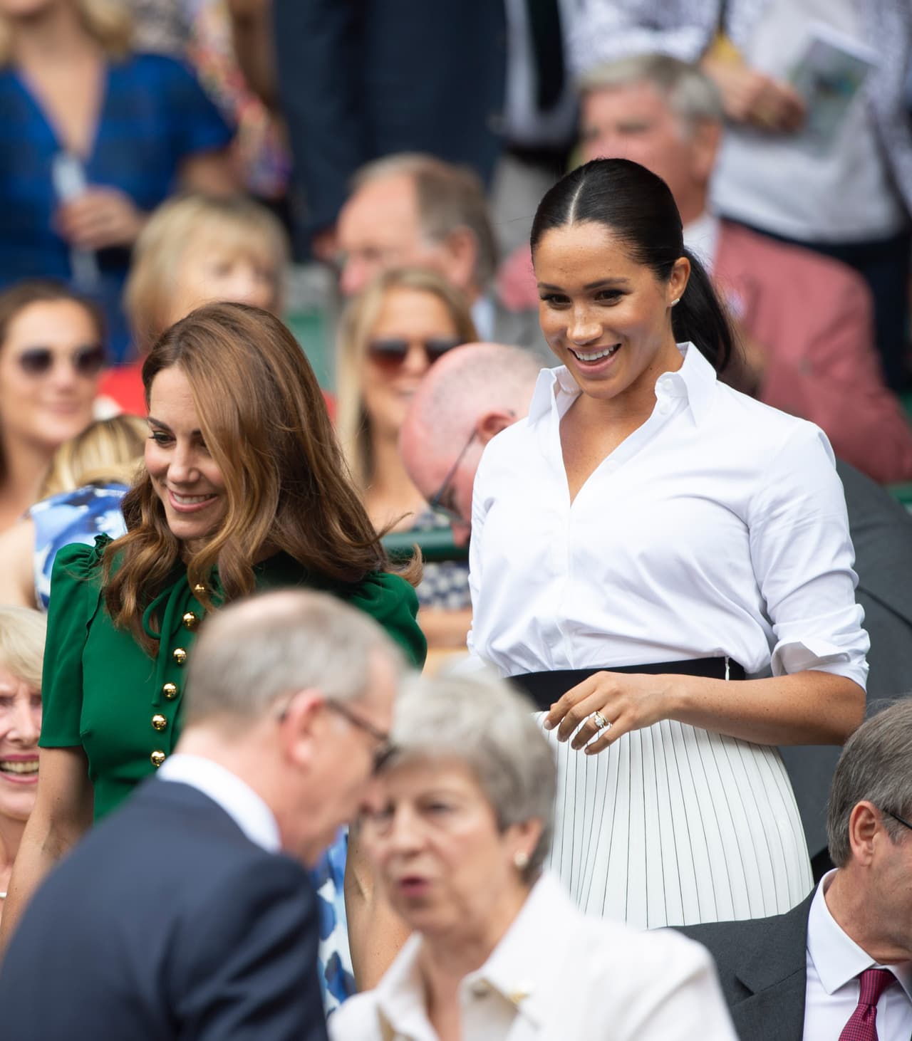 Para la ocasión Meghan portó una 
<b>camisa blanca y falda plisada de Hugo Boss, de acuerdo <a href="https://www.revistavanityfair.es/realeza/articulos/meghan-markle-kate-middleton-wimbledon-camisa-blanca-falda-plisada/39357" target="_blank">con Vanity Fair. </a></b>
<br>Además, la duquesa de Sussex llegó al All England Lawn Tennis Club diez minutos antes del inicio del partido, según 
<a href="https://www.telegraph.co.uk/royal-family/2019/07/13/meghan-markle-kate-middleton-watch-serena-williams-wimbledon/">The Telegraph. </a>